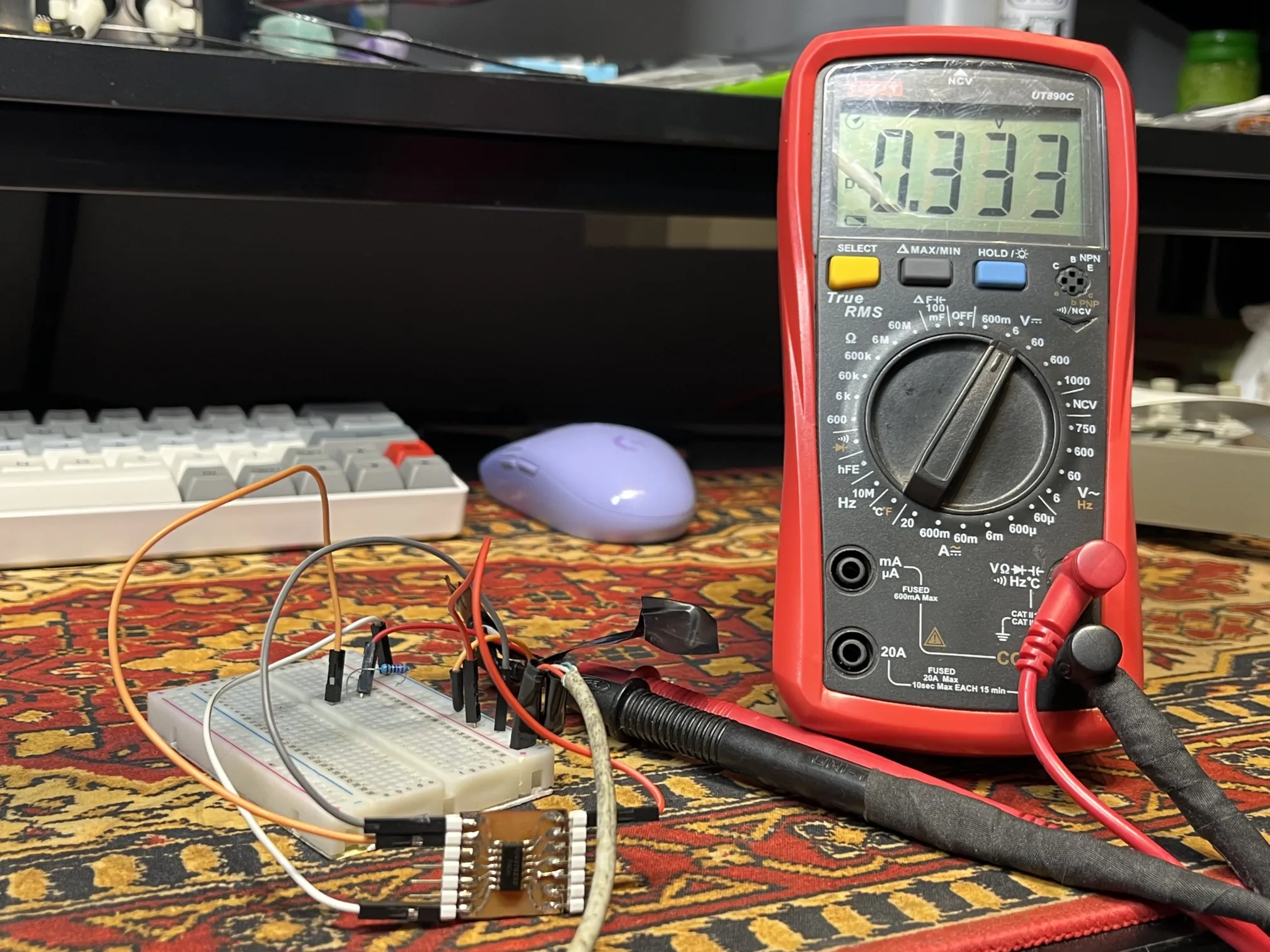 damaged device under test showing a near-0V output