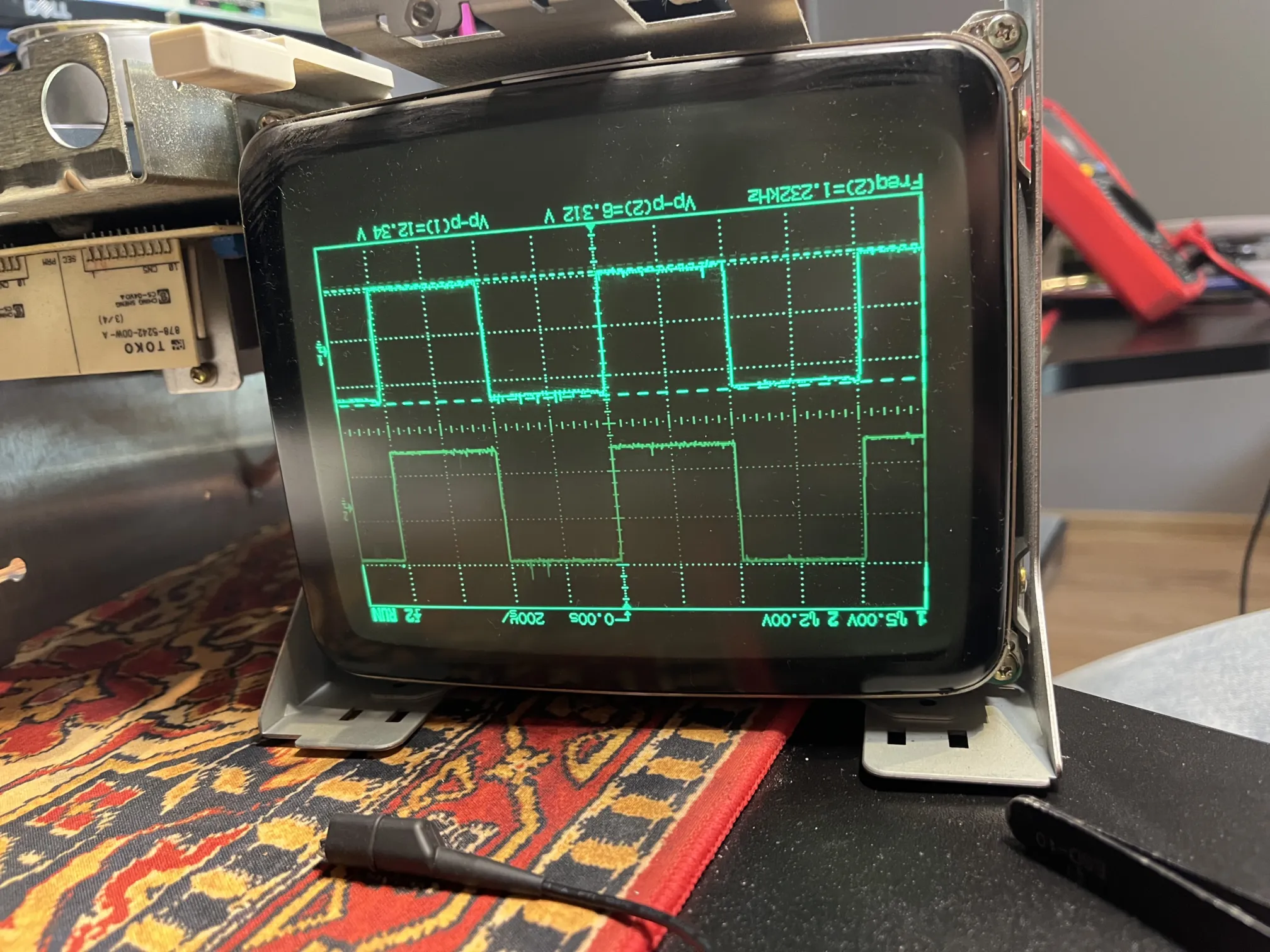 two identical square wave signals visible on the oscilloscope's screen